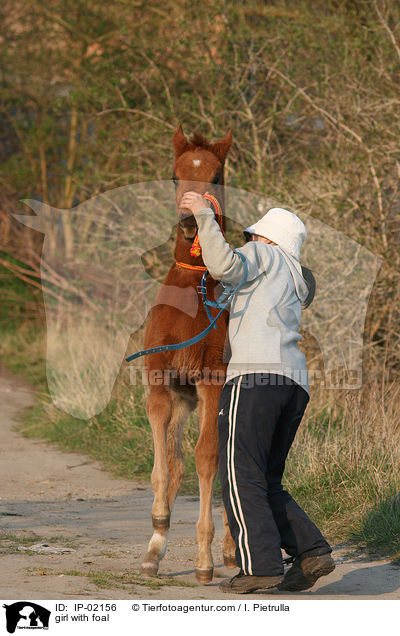 Mdchen mit Fohlen / girl with foal / IP-02156