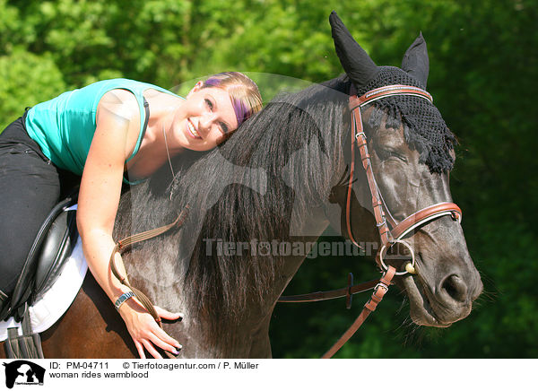 Frau reitet Warmblut / woman rides warmblood / PM-04711