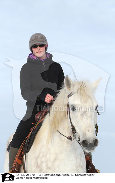 Frau reitet Warmblut / woman rides warmblood / SS-26870