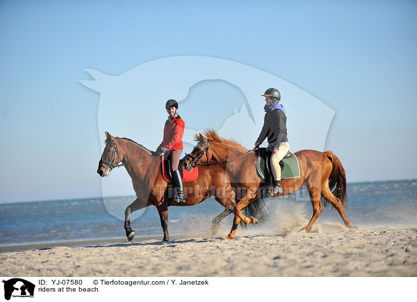 Reiter am Strand / riders at the beach / YJ-07580