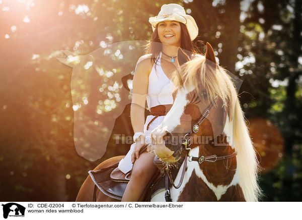 Frau reitet Warmblut / woman rides warmblood / CDE-02004