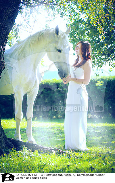 Frau und Schimmel / woman and white horse / CDE-02443