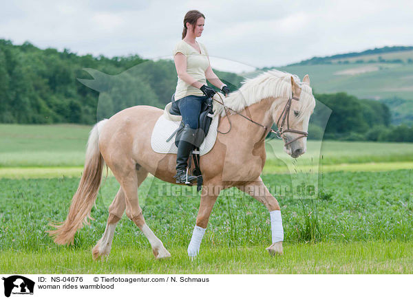 Frau reitet Warmblut / woman rides warmblood / NS-04676