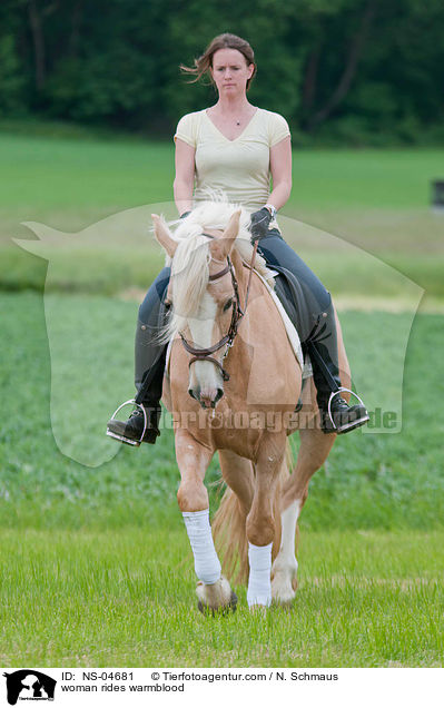Frau reitet Warmblut / woman rides warmblood / NS-04681