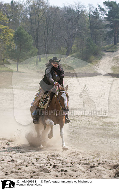 Frau reitet Pferd / woman rides Horse / AM-06938