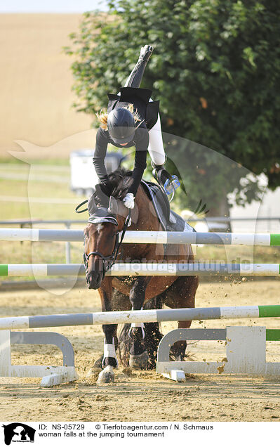Frau strzt beim Springturnier / woman falls at the jumping tournament / NS-05729