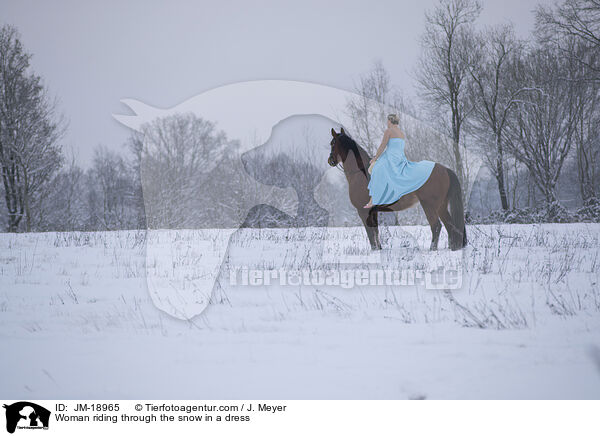 Frau reitet im Kleid durch den Schnee / Woman riding through the snow in a dress / JM-18965