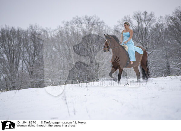 Frau reitet im Kleid durch den Schnee / Woman riding through the snow in a dress / JM-18970