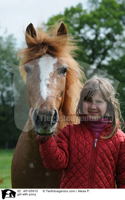 girl with pony / AP-05910