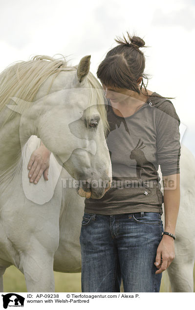 Frau mit Welsh-Partbred / woman with Welsh-Partbred / AP-09238