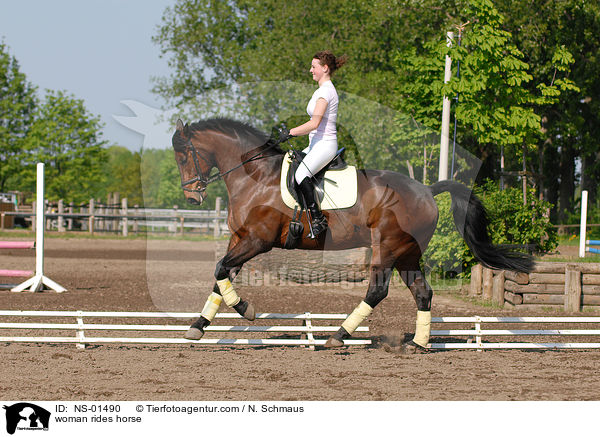 woman rides horse / NS-01490