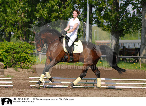 woman rides horse / NS-01491