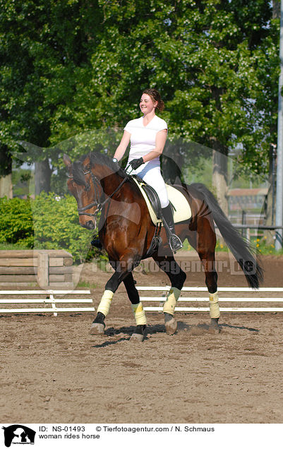 woman rides horse / NS-01493