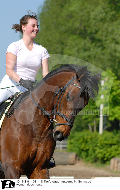 woman rides horse / NS-01494
