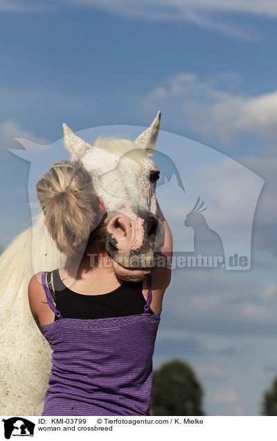 Frau und Arabo-Mix / woman and crossbreed / KMI-03799