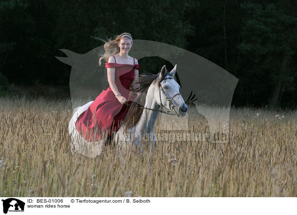 Frau reitet Schimmel / woman rides horse / BES-01006