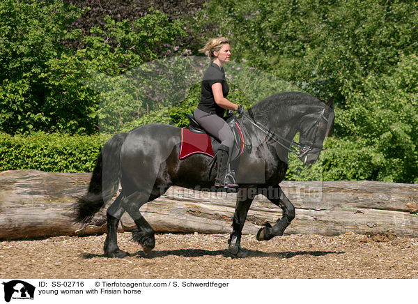 junge Frau mit Friesen / young woman with Frisian horse / SS-02716