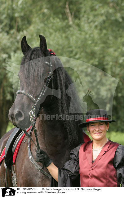 junge Frau im Showkostm mit Friesen / young woman with Friesian Horse / SS-02765