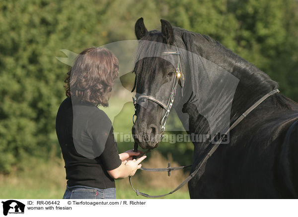 Frau mit Friese / woman with friesian / RR-06442