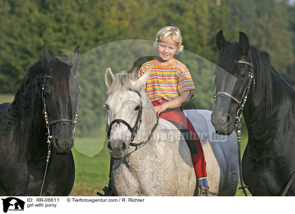 girl with pony / RR-06611