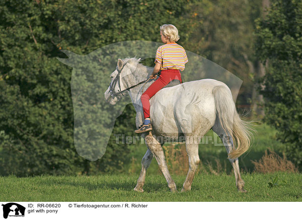 girl with pony / RR-06620