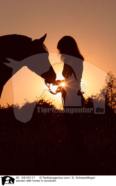 Frau mit Pferd im Sonnenuntergang / woman with horse in sundown / SS-05111