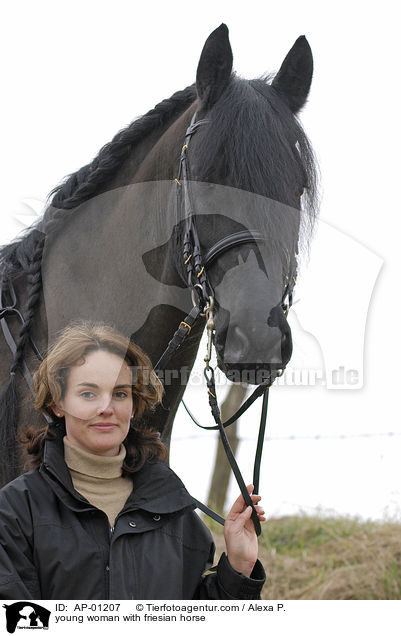 junge Frau mit Friesen / young woman with friesian horse / AP-01207