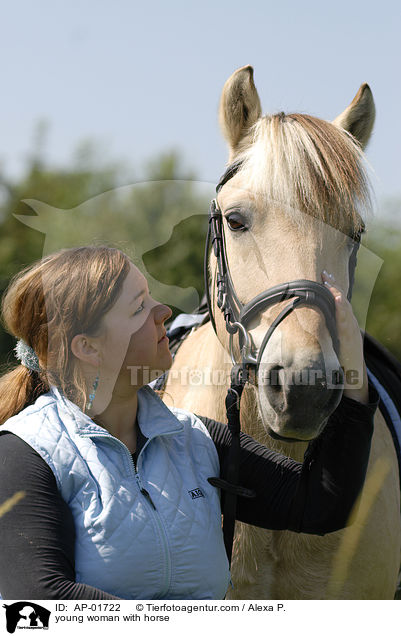 Mdchen mit Fjordpferd / young woman with horse / AP-01722