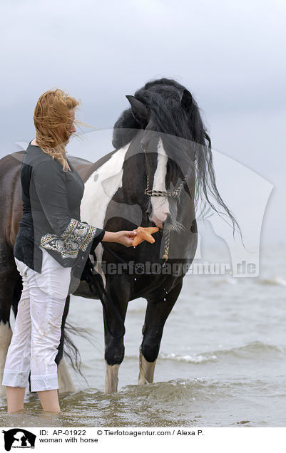 woman with horse / AP-01922