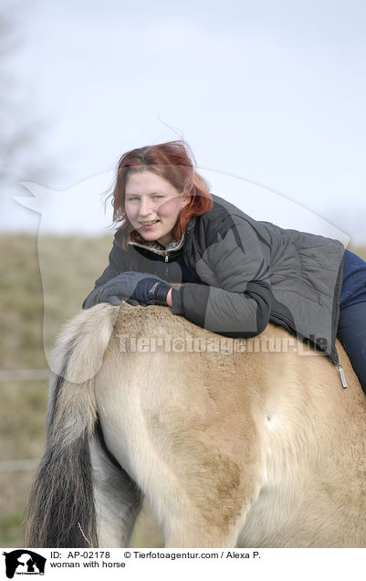 woman with horse / AP-02178