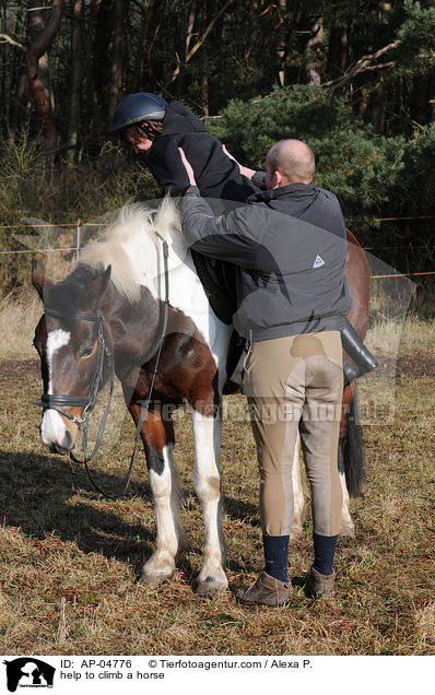 Hilfe zum Aufsteigen / help to climb a horse / AP-04776