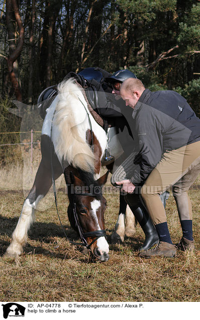 Hilfe zum Aufsteigen / help to climb a horse / AP-04778