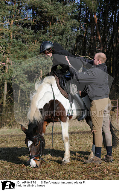 Hilfe zum Aufsteigen / help to climb a horse / AP-04779