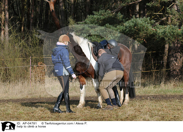 Hilfe zum Aufsteigen / help to climb a horse / AP-04781