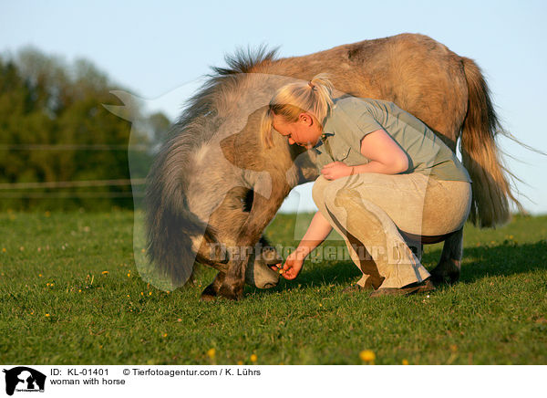 Frau mit Pferd / woman with horse / KL-01401