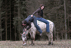 girls with pony