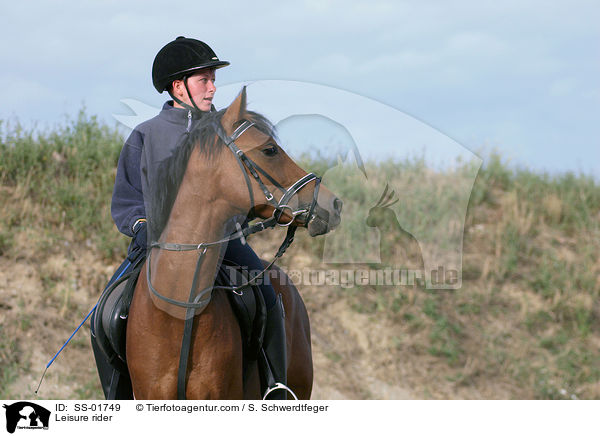 Frau reitet Deutsches Reitpony / Leisure rider / SS-01749