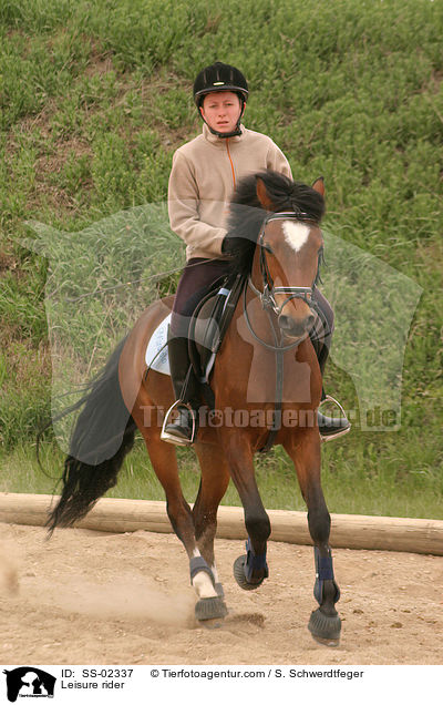Frau reitet Deutsches Reitpony / Leisure rider / SS-02337