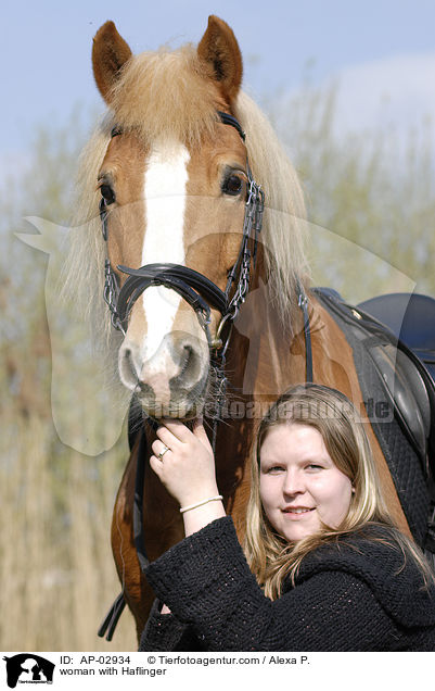 junge Frau mit Haflinger / woman with Haflinger / AP-02934