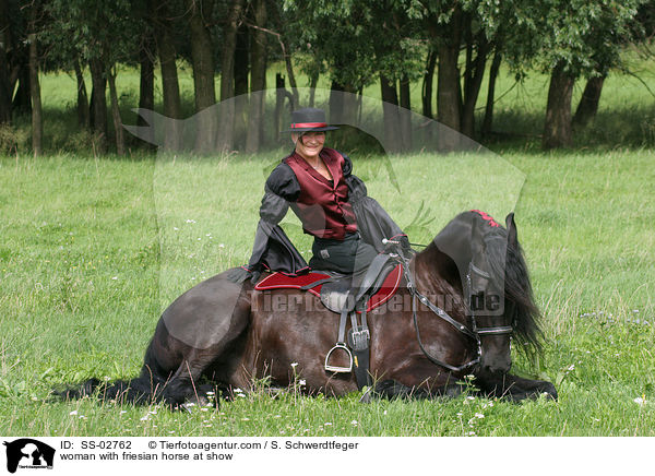 Frau mit Friese bei Show / woman with friesian horse at show / SS-02762