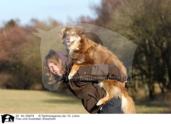 Frau und Australian Shepherd / woman and Australian Shepherd / KL-05878
