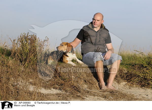 Mann und Beagle / man and Beagle / AP-06680