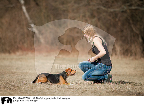 junge Frau mit Beagle / young woman with  Beagle / MW-03710