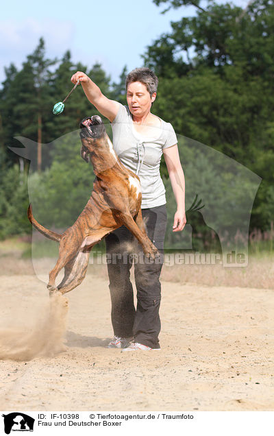 Frau und Deutscher Boxer / woman and German Boxer / IF-10398