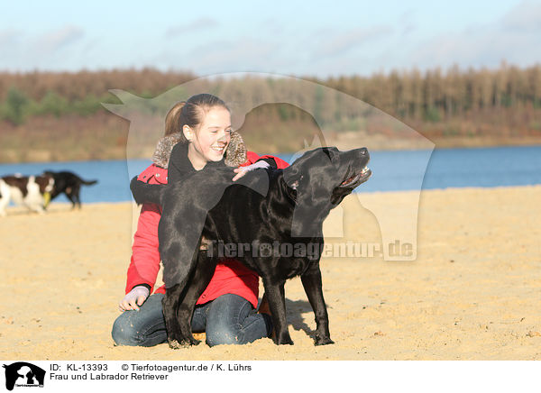 Frau und Labrador Retriever / woman and Labrador Retriever / KL-13393