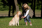 Labrador Retriever apportiert Ente