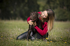Frau mit Labrador Retriever