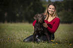 Frau mit Labrador Retriever