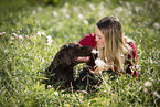 Frau mit Labrador Retriever