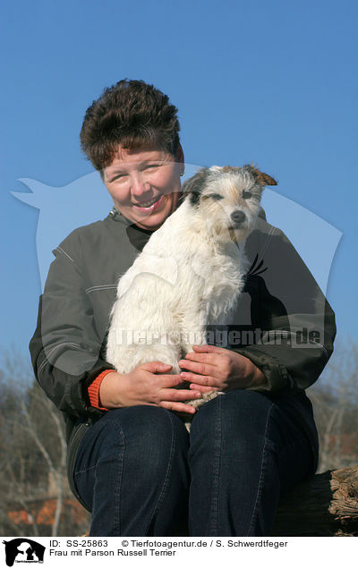 Frau mit Parson Russell Terrier / woman with Parson Russell Terrier / SS-25863